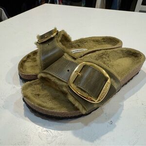 Birkenstock 38 Olive Green sherpa fur Sandals with gold buckle - like brand new